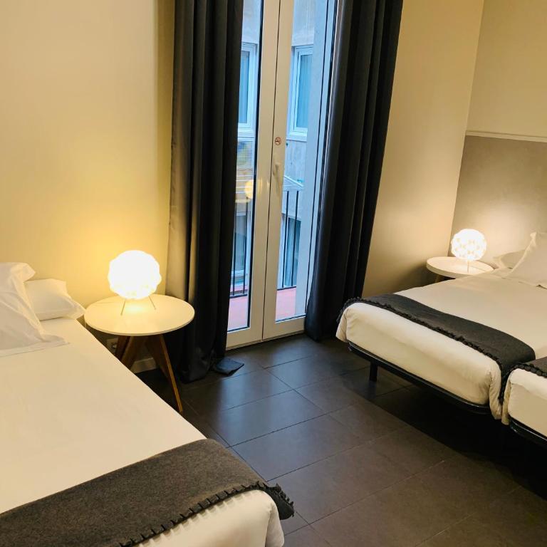Super Balmes Guest House - Triple Room with Shared Bathroom - 3