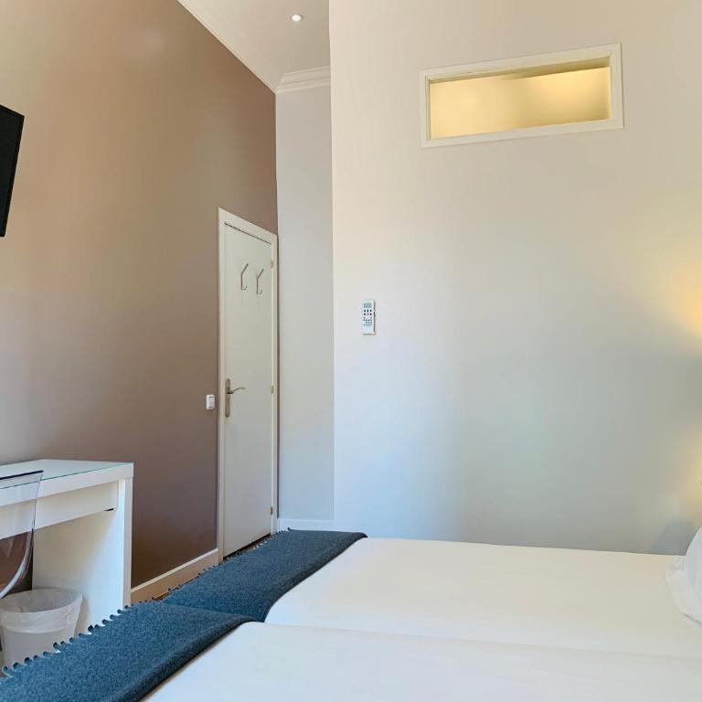 Super Balmes Guest House - Twin Room with Private Bathroom - 6