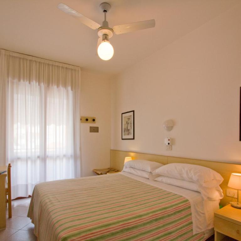 Hotel Desiree - Doppelzimmer mit Balkon - 3