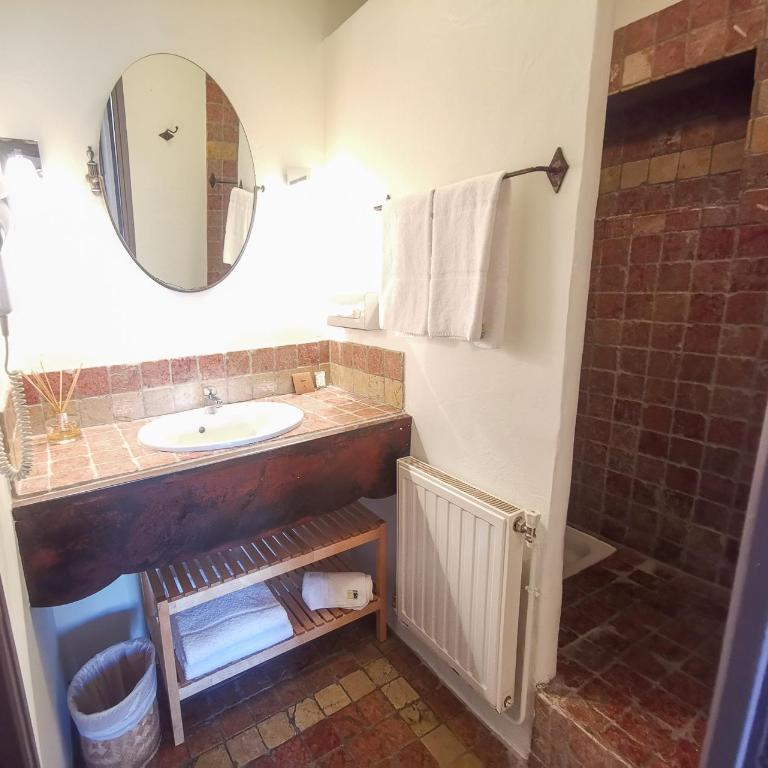 Hôtel Sous les Figuiers - Chambre Double avec Terrasse - 2