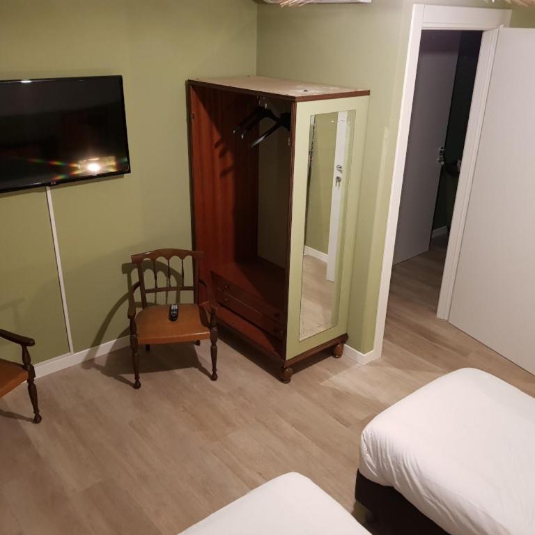 RESIDENZE AI SALVI - Camera Matrimoniale con Bagno in Comune - 2