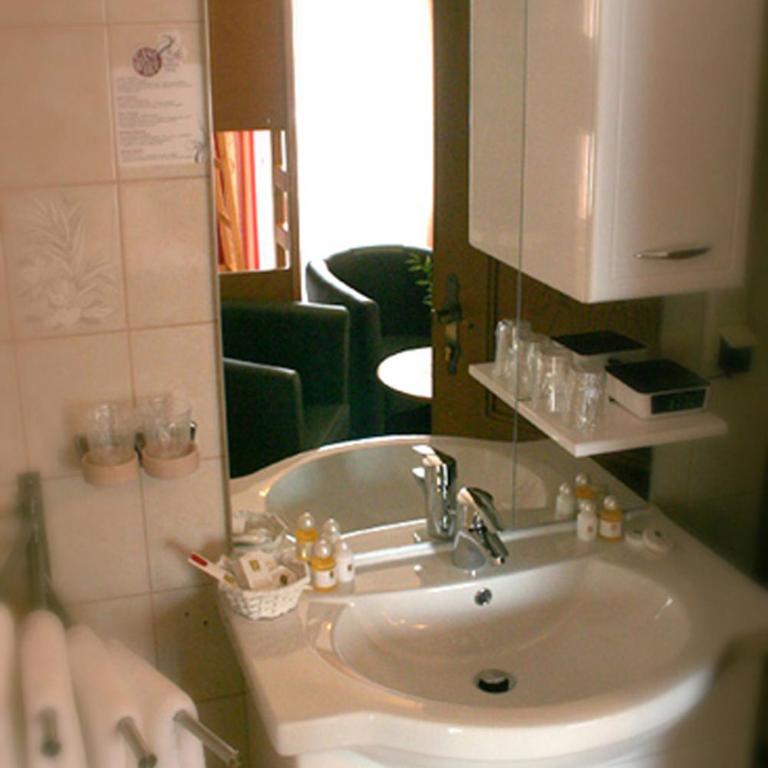 Pension Wolfgangsee - Mehrbettzimmer mit Balkon - 5