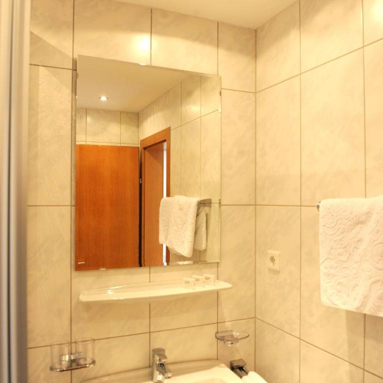 Pension Olympia - Doppelzimmer mit Balkon - 13