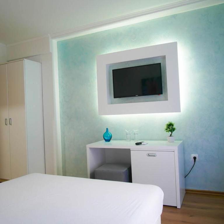 Apartments Sweet Dreams - Deluks Dvokrevetna Soba sa Bračnim Krevetom i Balkonom - 1