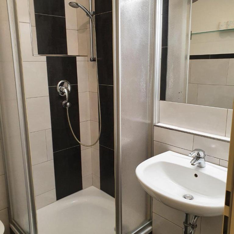 TownVille - Basement Suite 1 - 1