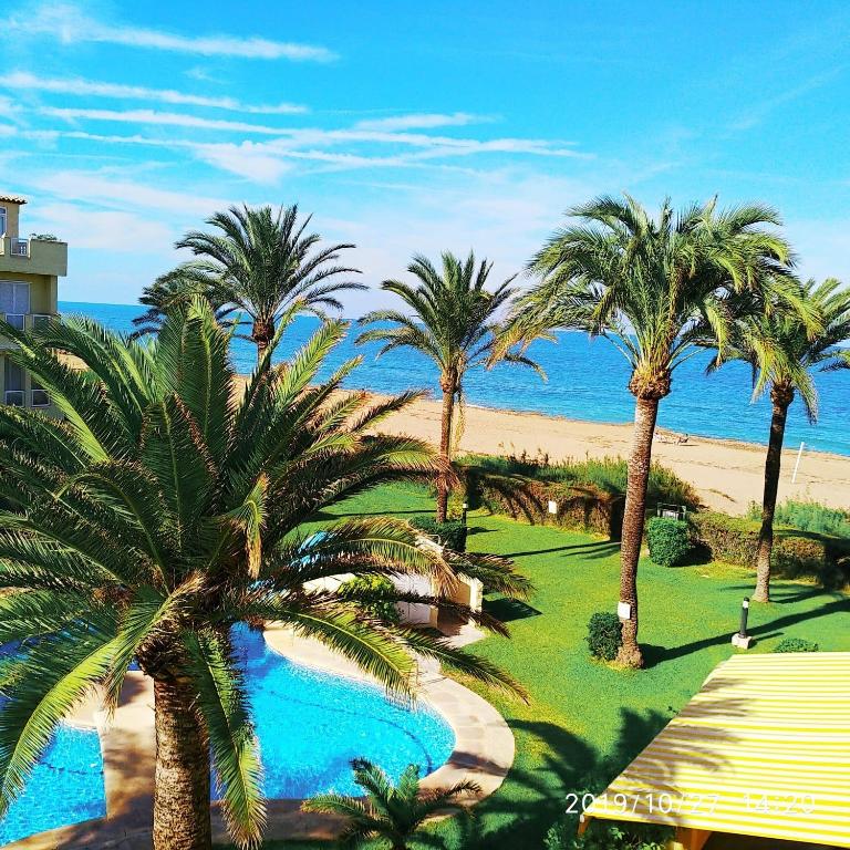 Estupendo apartamento en primera línea de playa y con vistas al mar - Apartamento con terraza - 4