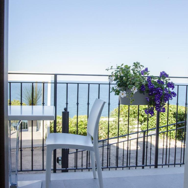 Diecidodici BoutiqueRooms - Camera Matrimoniale Deluxe con Balcone e Vista Mare - 4