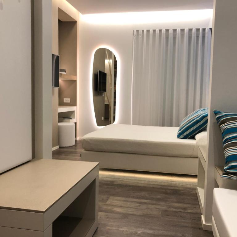 Hotel Liberty Beach - Parking & Beach - Junior Suite con Balcone e Accesso Spiaggia - 8