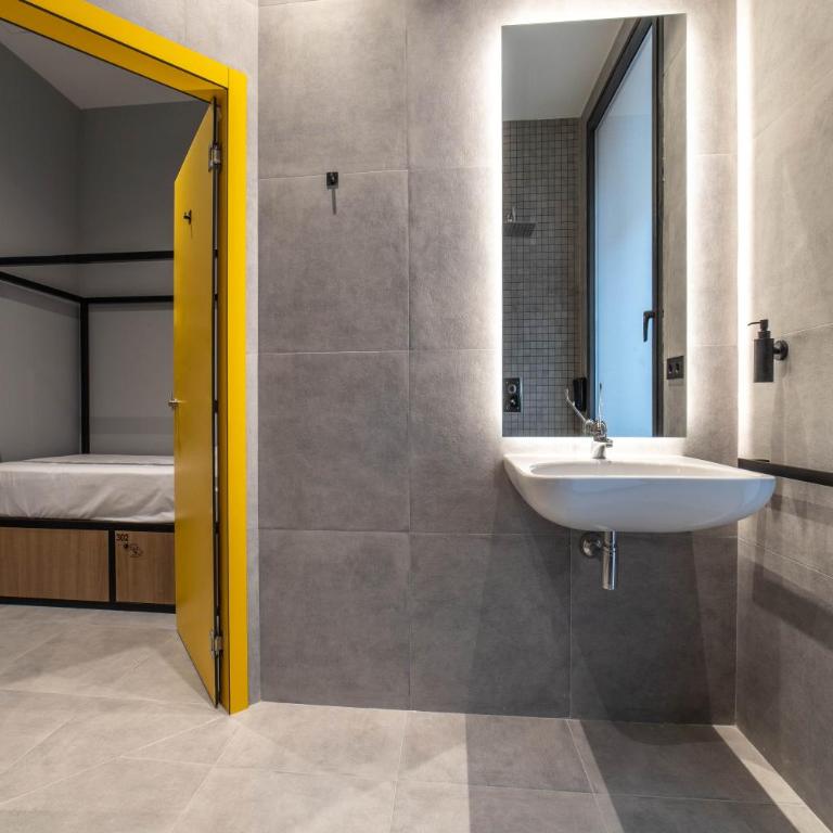 Petit Hostel La Latina - Bed in 4-Bed Mixed Dormitory Room - 5