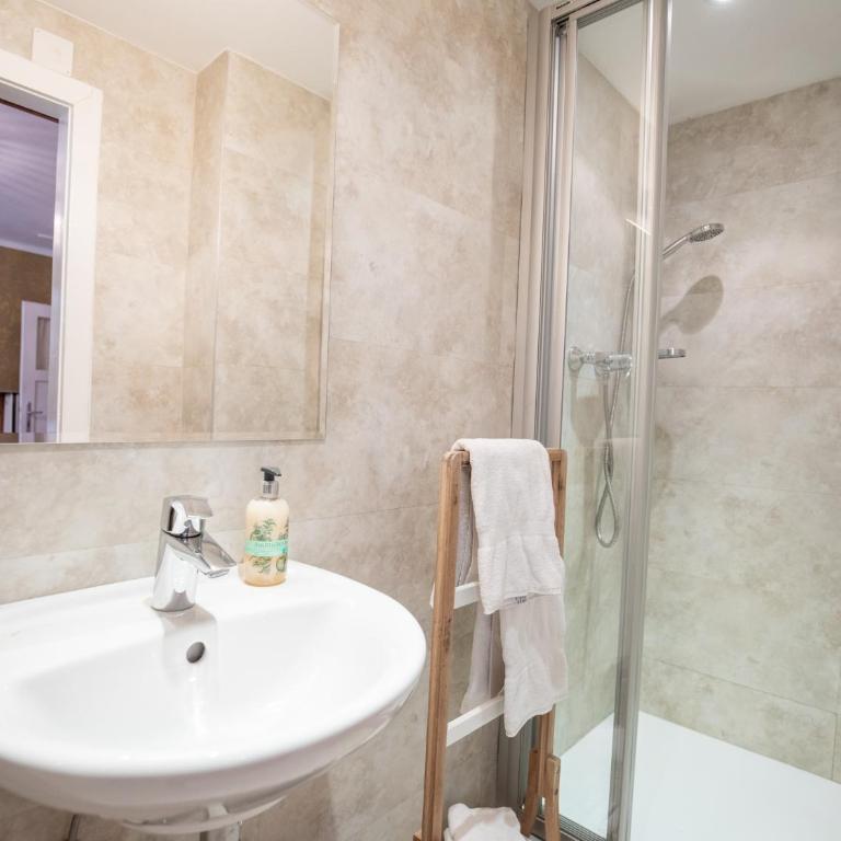Gästehaus Pension Ria - Dreibettzimmer mit Dusche - Untergeschoss - 2