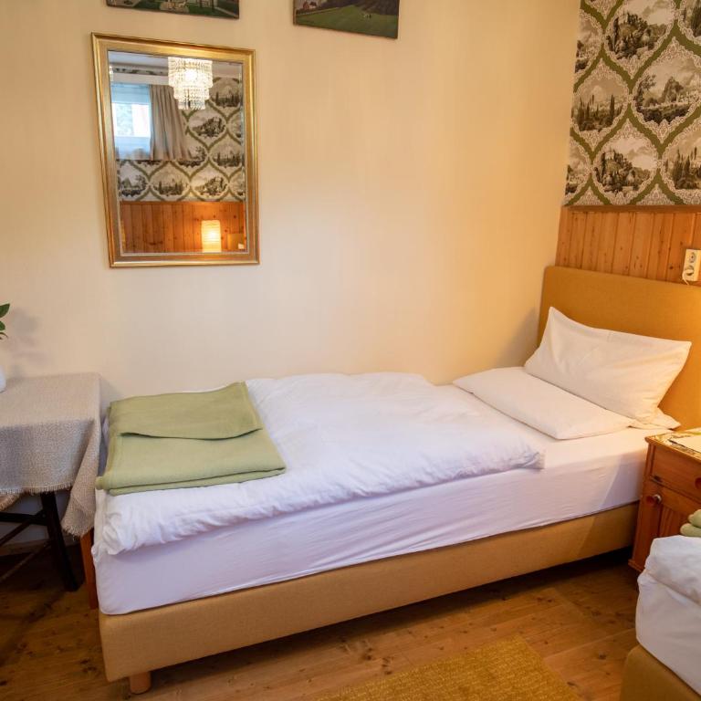 Gästehaus Pension Ria - Zweibettzimmer mit Gemeinschaftsbad - Untergeschoss - 2