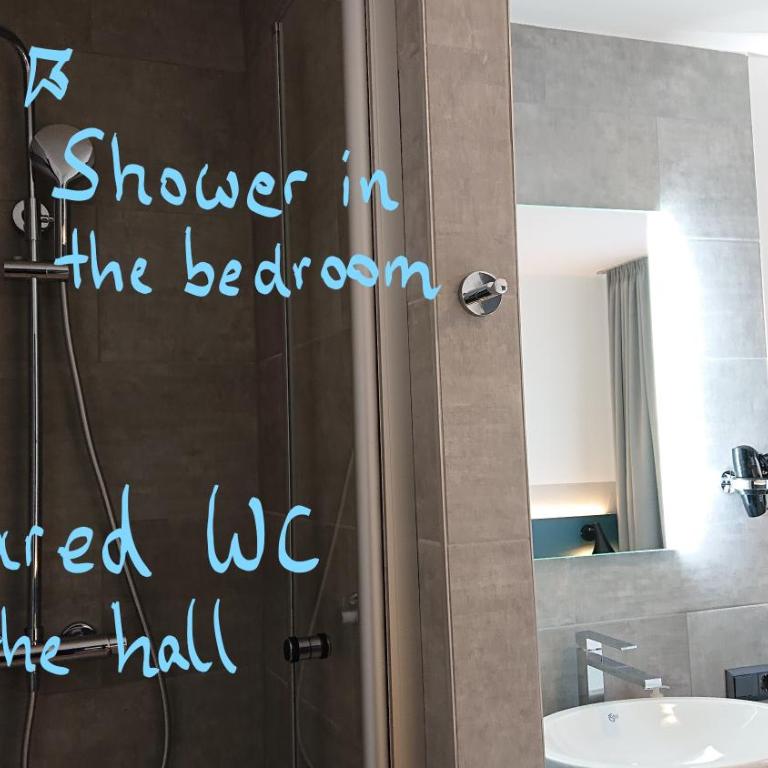 Pension Elisabeth - Rooms & Apartments - Doppelzimmer mit eigener Dusche und Gemeinschafts-WC - 2