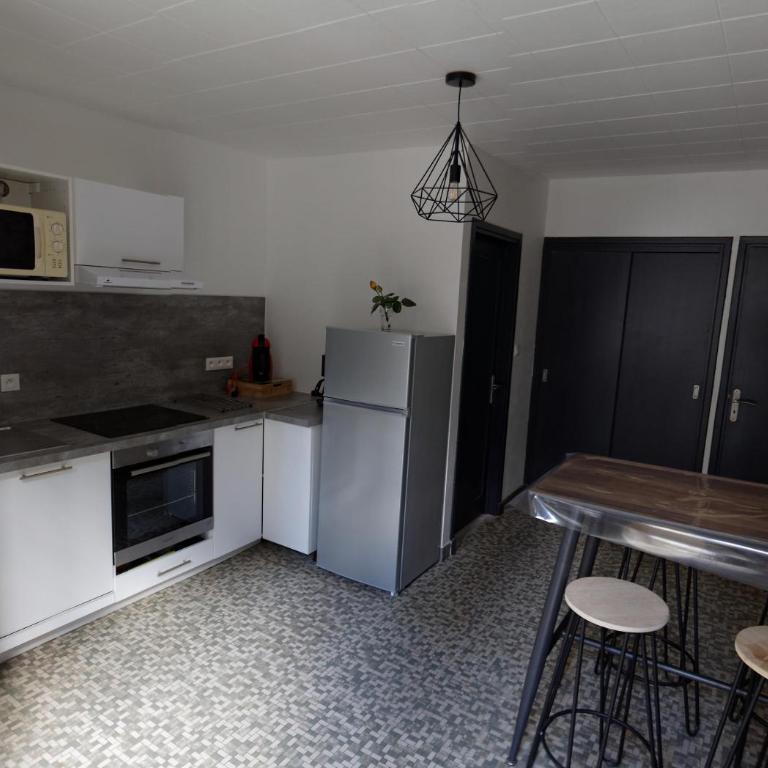 Villa Jean Julien - Le Sancy - Wifi - 2 chambres - 2 Salles d'eau - Rdc - 8 personnes - Terrasse - Two-Bedroom Apartment - 7