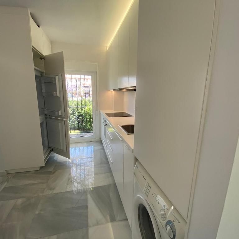 tarifa especial, sin aglomeraciones en piscina y playa, cerca de Puerto Banús - Apartamento de 2 dormitorios - 9