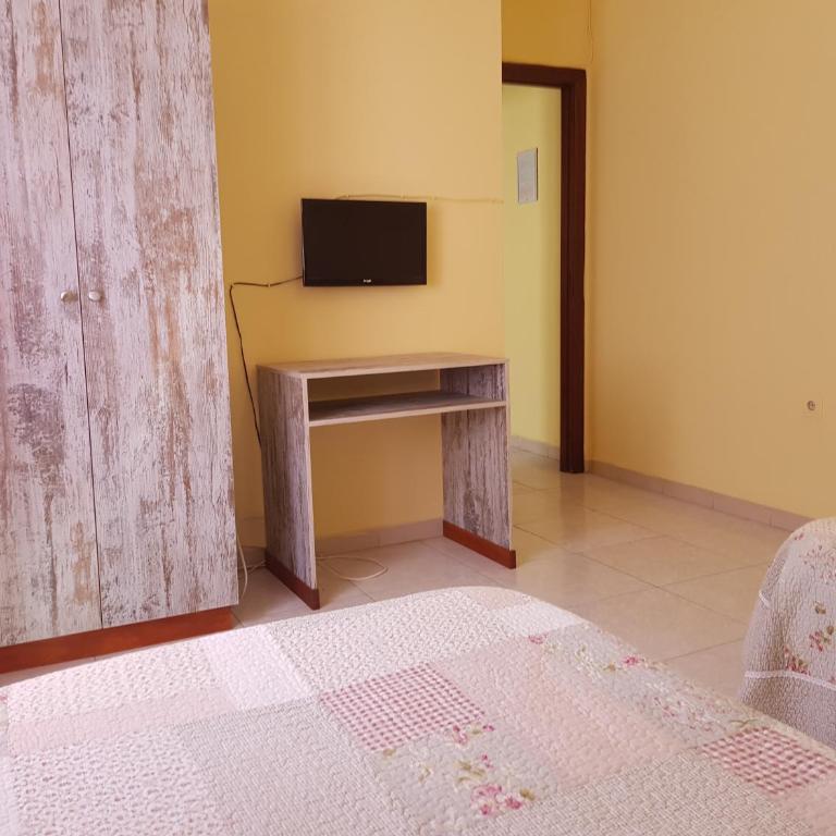 Hostal Virgen Del Rocío - Habitación Triple Básica con baño privado - 8