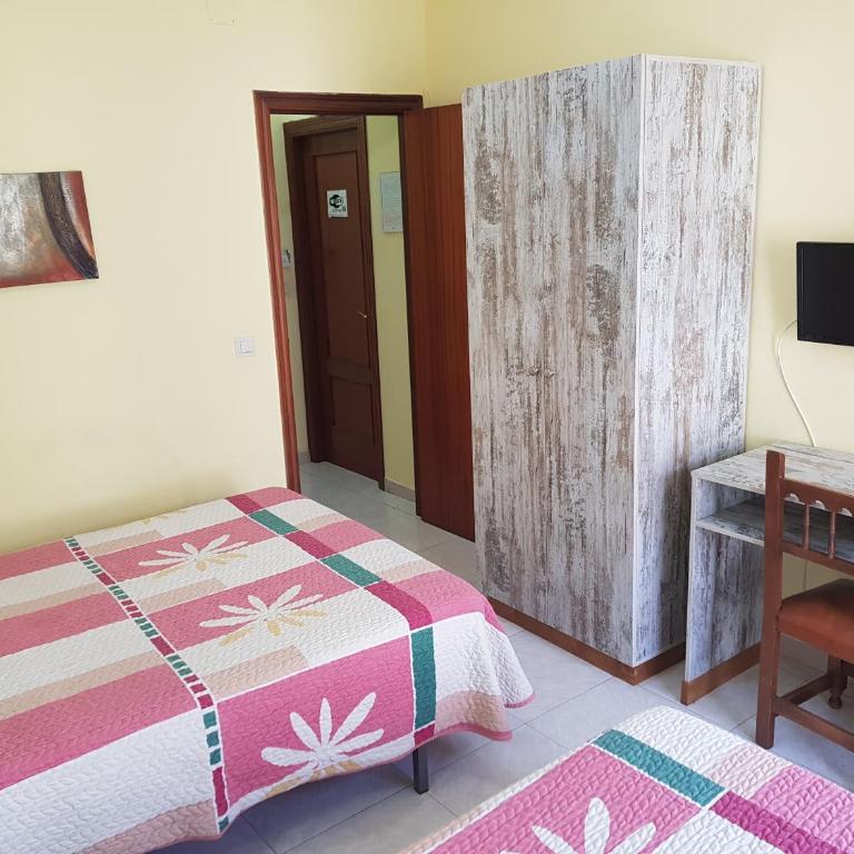 Hostal Virgen Del Rocío - Habitación Triple Básica con baño privado - 4