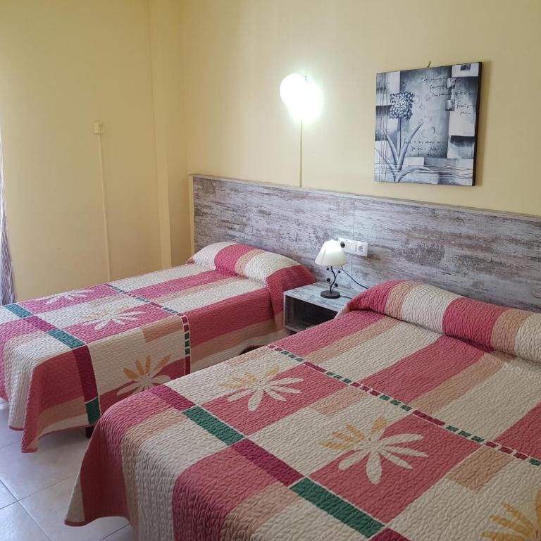 Hostal Virgen Del Rocío - Habitación Triple Básica con baño privado - 3