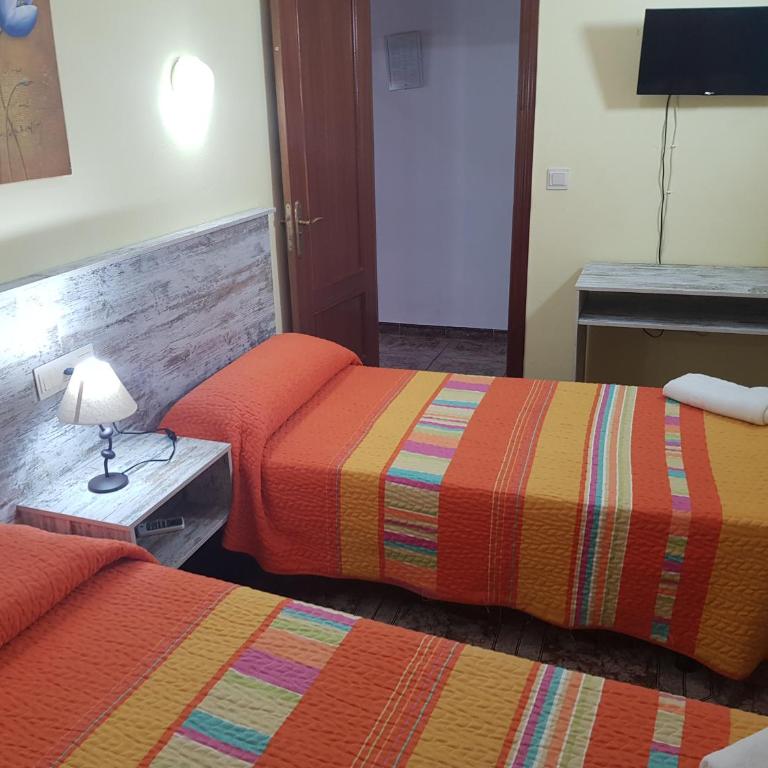 Hostal Virgen Del Rocío - Habitación Familiar con baño privado - 4