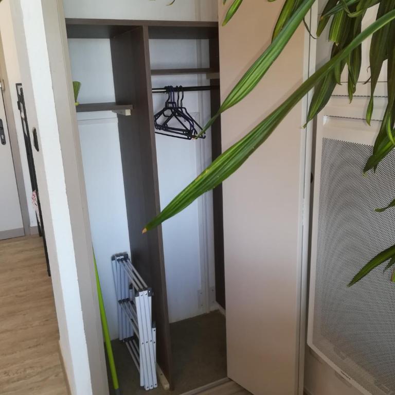 Studio cabine VUE PORT avec parking privé, piscine, parc, boulodrome - Appartement - Vue sur Mer - 16