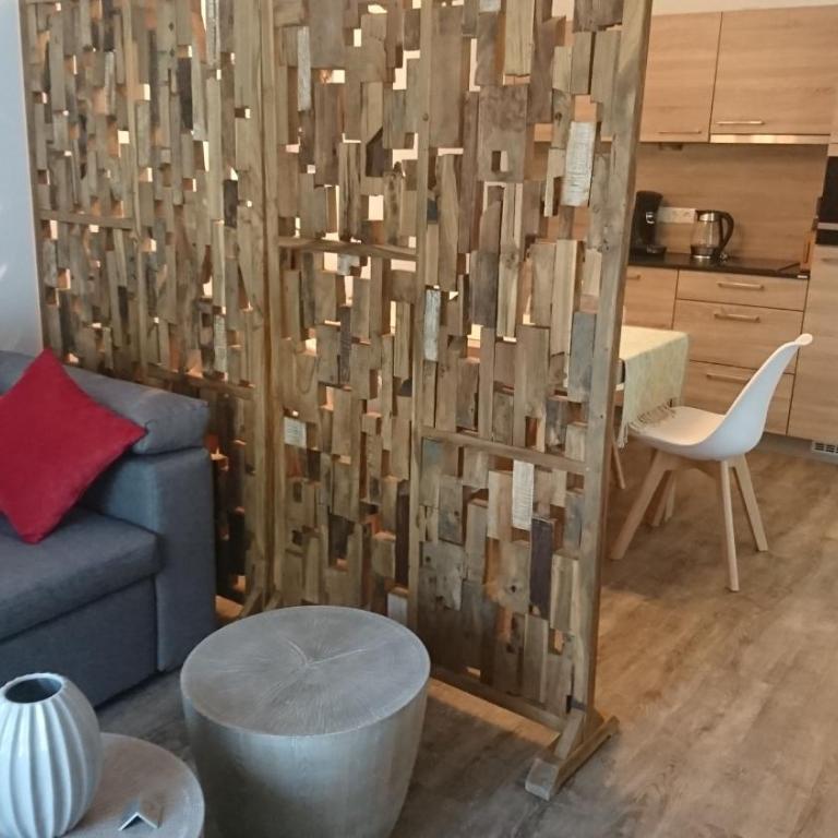 Maurers Schlierseetraum 1 hochwertige Erdgeschosswohnung mit allen Raffinessen erfreut sich auch Urlauber idealerweise für Paar mit Kindern geeignet und Vierbeiner Dank des tollen Zauns auf der Terrasse stylisch und edel von der Ausstattung mit 64 qm - Apartment mit 1 Schlafzimmer - 2