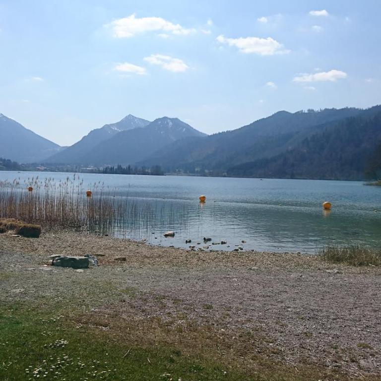 Maurers Schlierseetraum 1 hochwertige Erdgeschosswohnung mit allen Raffinessen erfreut sich auch Urlauber idealerweise für Paar mit Kindern geeignet und Vierbeiner Dank des tollen Zauns auf der Terrasse stylisch und edel von der Ausstattung mit 64 qm - Apartment mit 1 Schlafzimmer - 21