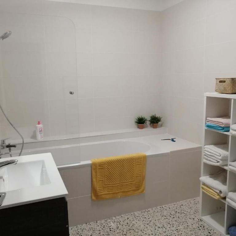 BEL APPARTEMENT SPACIEUX CENTRE VILLE UZES T3 - Appartement - 13