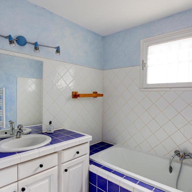 villa 8 pers, climatisée, piscine chauffée, un havre de paix sous les pins parasols - Villa 3 Chambres - 23