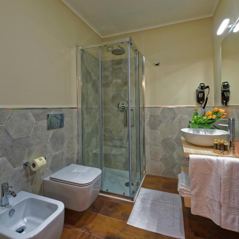 RED RIBBON - Deluxe Double Room - 3