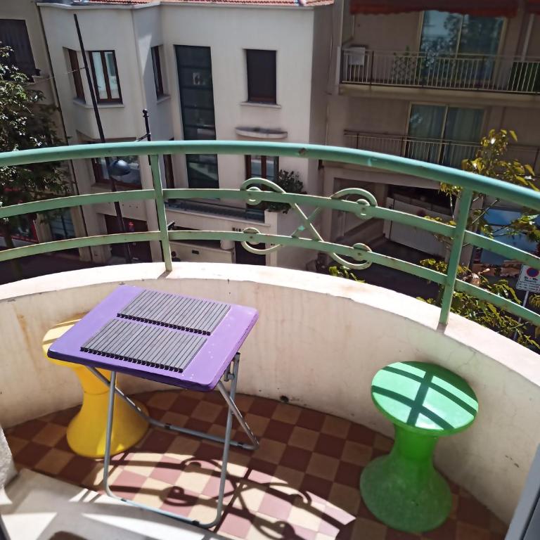 Grand F2 60mq centre Antibes, proche plages, commerces, 2 balcons, parking, train, bus, deco vintage, pet friendly - Appartement avec Balcon - 30