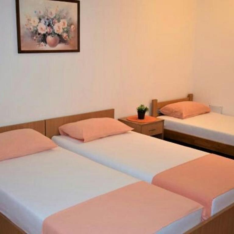 Guesthouse MB Knezevic - Klasična Trokrevetna Soba - 5