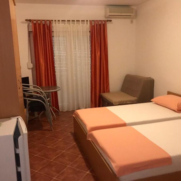 Guesthouse MB Knezevic - Dvokrevetna Soba s Bračnim Krevetom/Zasebnim Krevetima i Kupatilom - 3