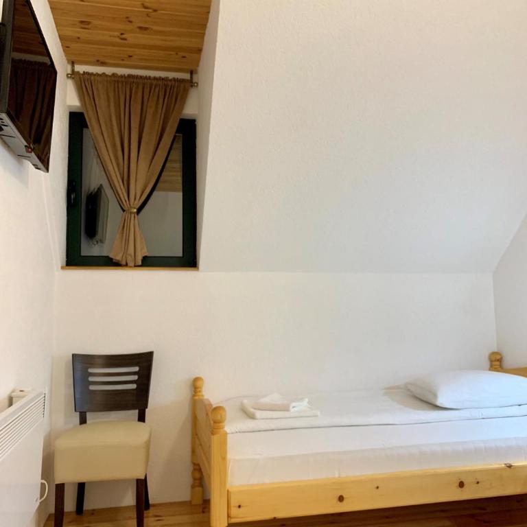 B&B Izvor - Trokrevetna Soba sa Sopstvenim Kupatilom - 3