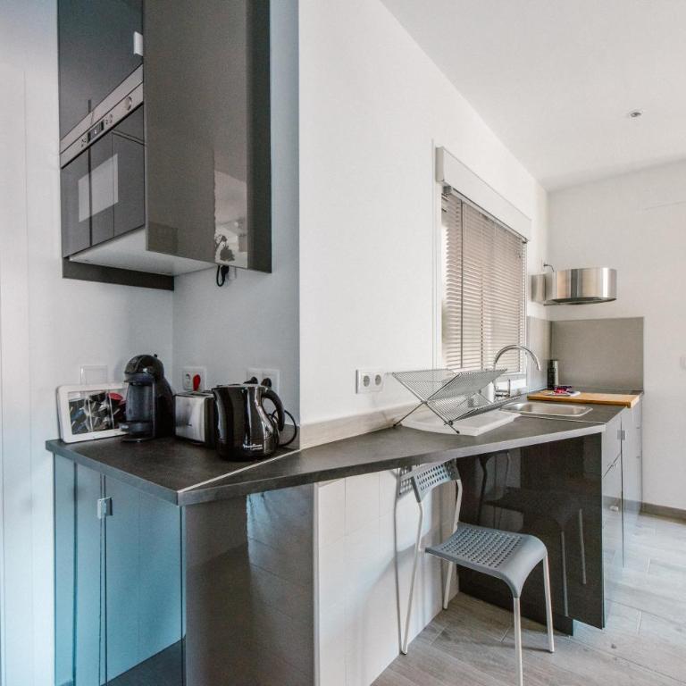 AD32 Apartamento Luminoso a los pies del Puente de Triana - Three-Bedroom Apartment - 10