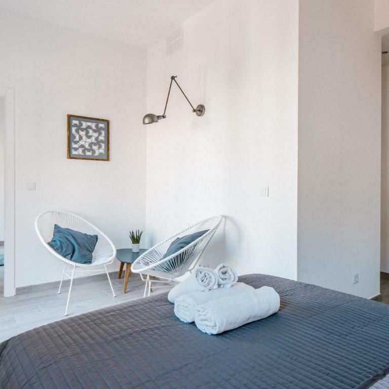 AD32 Apartamento Luminoso a los pies del Puente de Triana - Three-Bedroom Apartment - 24