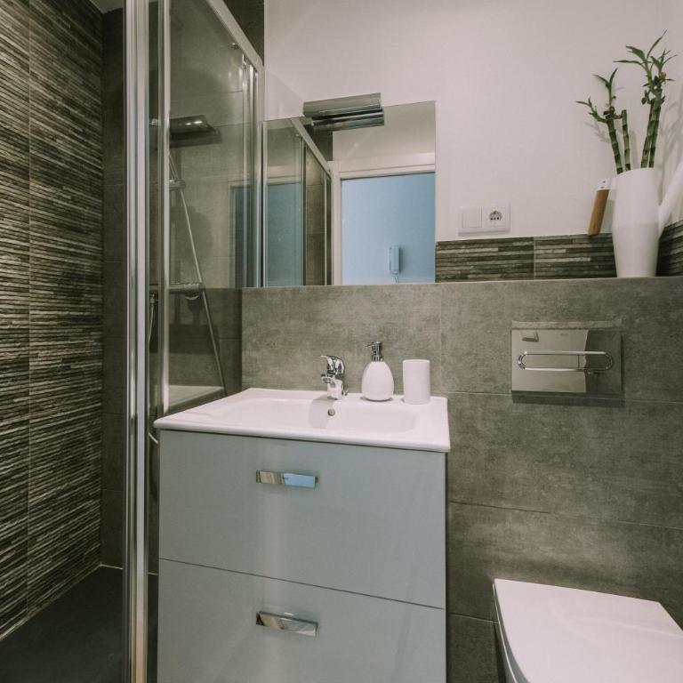 AD32 Apartamento Luminoso a los pies del Puente de Triana - Three-Bedroom Apartment - 21