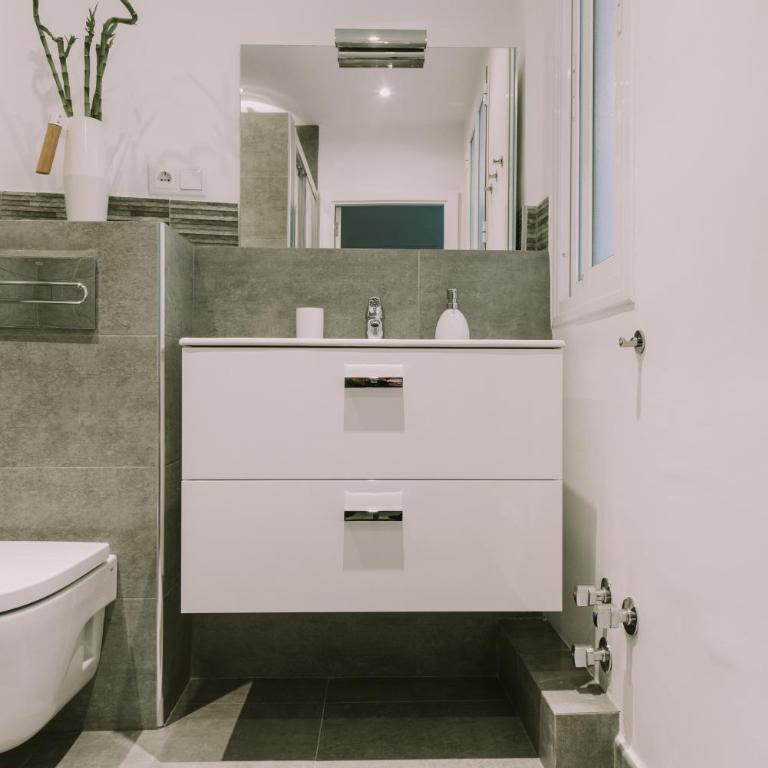 AD32 Apartamento Luminoso a los pies del Puente de Triana - Three-Bedroom Apartment - 8