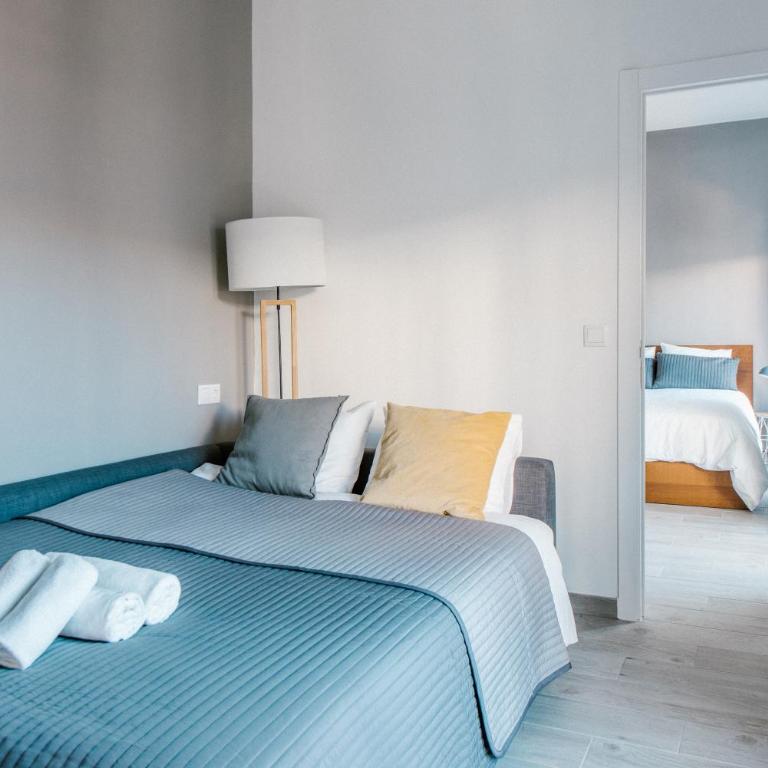 AD32 Apartamento Luminoso a los pies del Puente de Triana - Three-Bedroom Apartment - 15