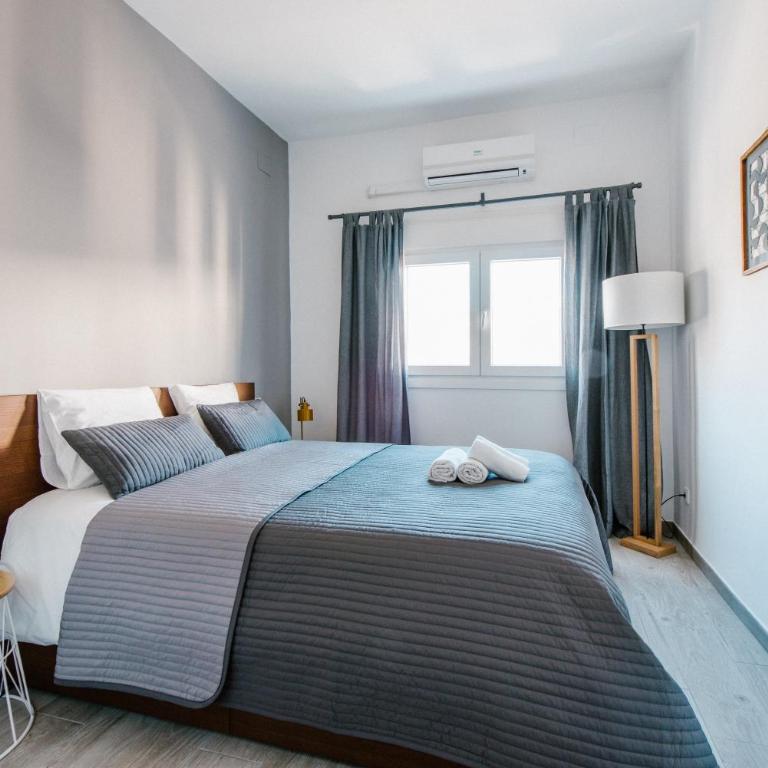 AD32 Apartamento Luminoso a los pies del Puente de Triana - Three-Bedroom Apartment - 49