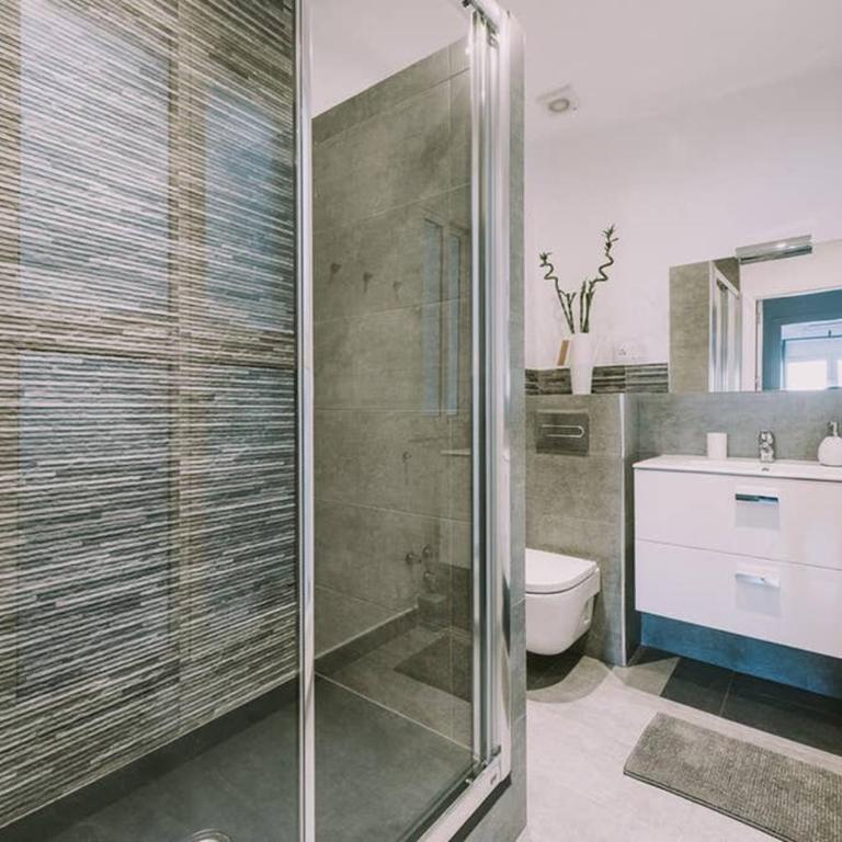 AD32 Apartamento Luminoso a los pies del Puente de Triana - Three-Bedroom Apartment - 53