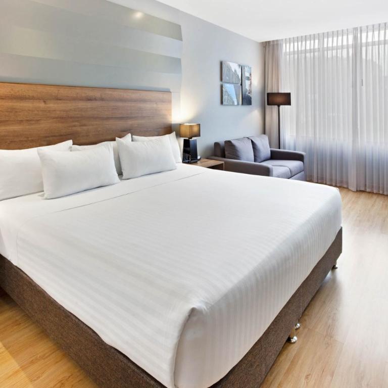 La Quinta by Wyndham Medellin - Habitación con cama extragrande. - 5