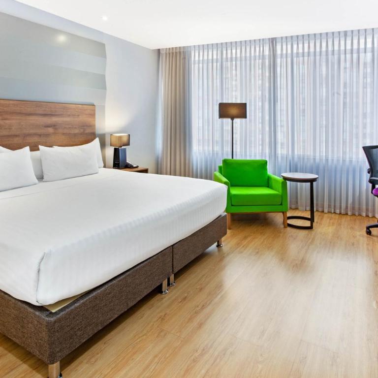 La Quinta by Wyndham Medellin - Habitación con cama extragrande. - 6