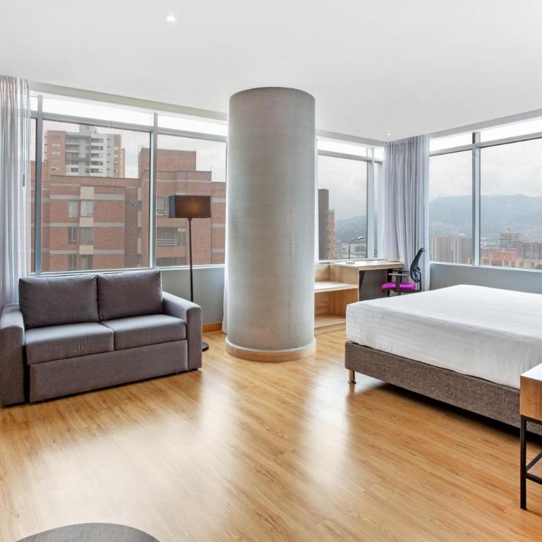 La Quinta by Wyndham Medellin - Junior King Suite - Non-Smoking - 3