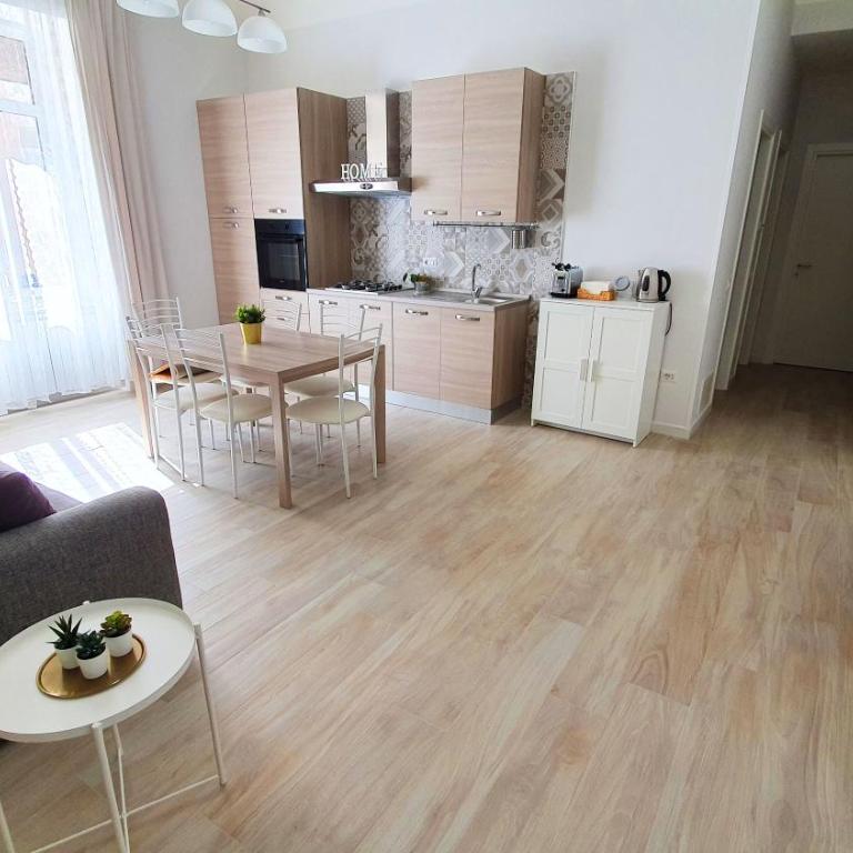 Plinio Home - Appartamento con 2 Camere da Letto - 1