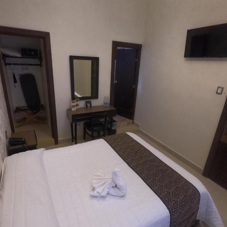 Hotel San Diego - Standard Room Interior - 2