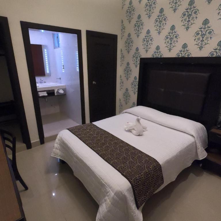Hotel San Diego - Standard Room Interior - 9