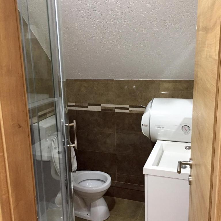 B&B Izvor - Trokrevetna Soba sa Sopstvenim Kupatilom - 1