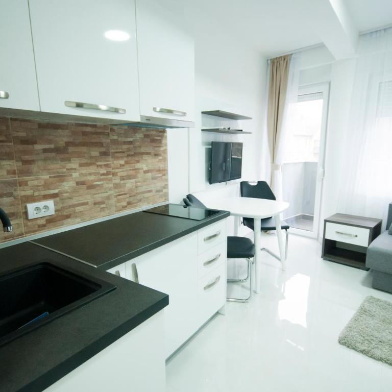 Apartmani Stančić - Dvokrevetna Soba sa Bračnim Krevetom i Balkonom - 13