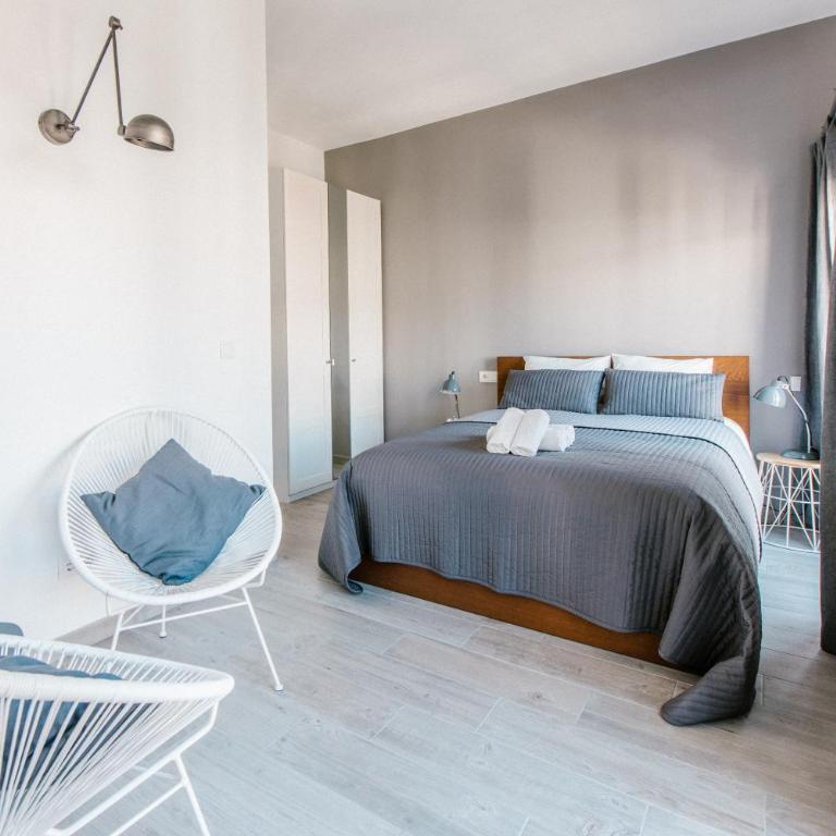 AD32 Apartamento Luminoso a los pies del Puente de Triana - Three-Bedroom Apartment - 25