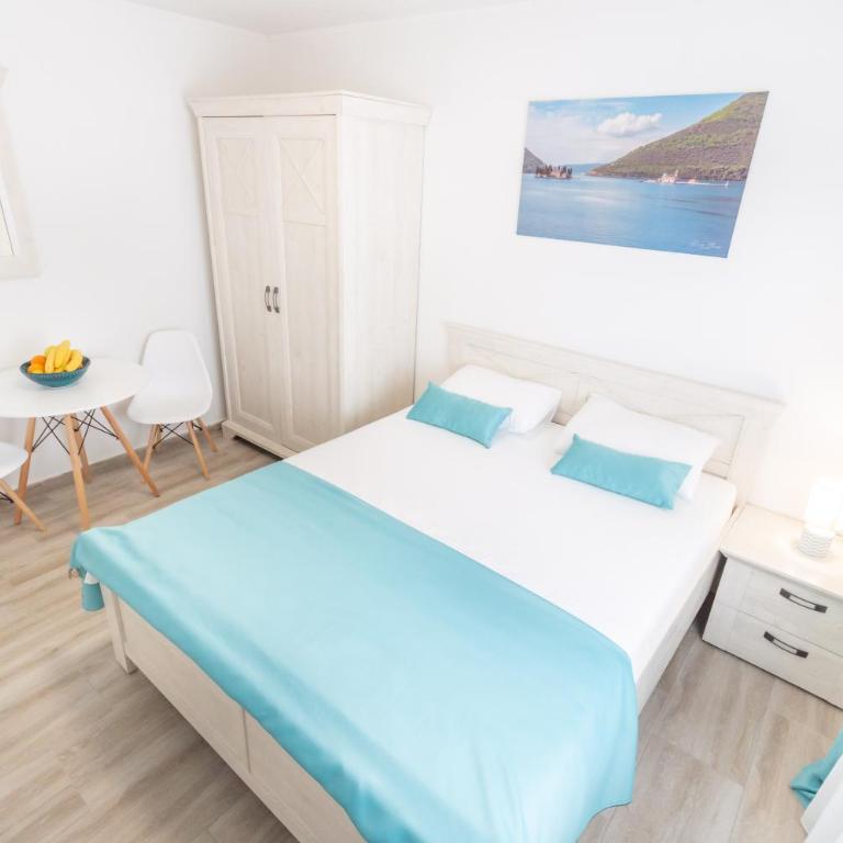 Seafront apartment - One-Bedroom Apartment - 8