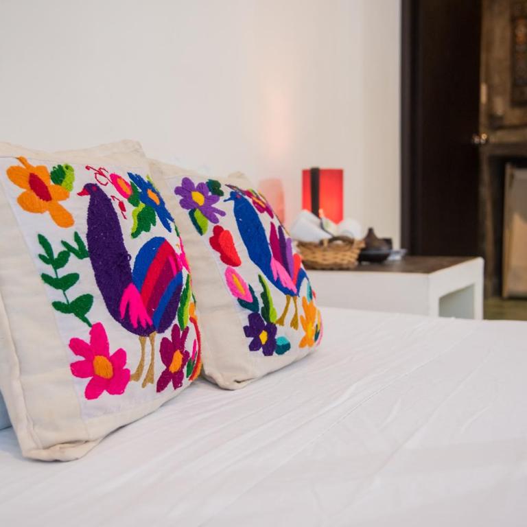 Hidalgo Boutique Rooms - King Room with Balcony - 10